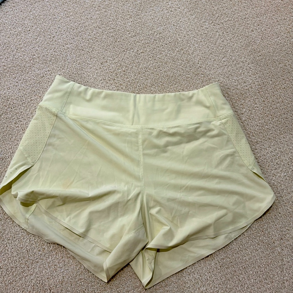 Athleta run with it 4.5” short, M